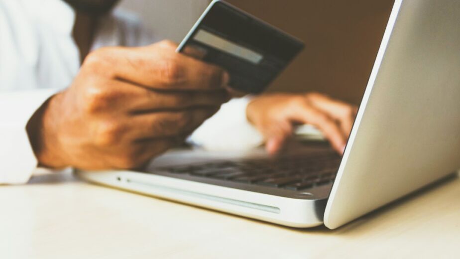 Shopper paying with a credit card on a laptop in an online store found through Google search